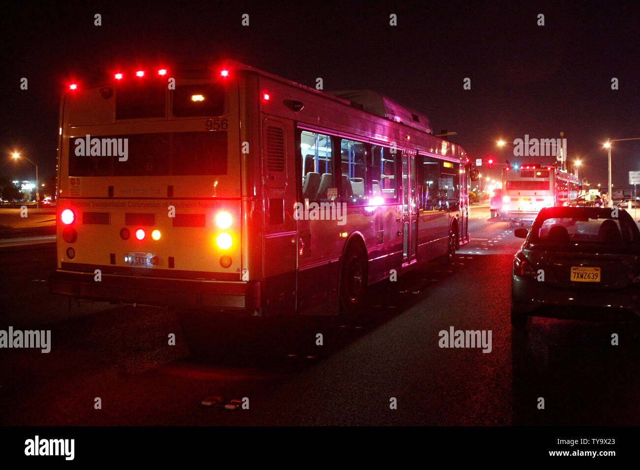 Un altro convoglio di autobus della città passando attraverso la polizia stradale di blocco su South Las Vegas Boulevard per il trasporto di persone a trefoli presso il percorso 91 Harvest Festival della musica country dopo un apparente pistola fuoco era sentito intorno al Mandalay Bay Resort and Casino di Las Vegas, Nevada, il 1 ottobre 2017. Più di venti persone sono state uccise e almeno 100 altri feriti dopo un pistolero aprì il fuoco Domenica notte a un festival di musica country di fronte al Mandalay Bay hotel e resort sulla Strip di Las Vegas, hanno detto le autorità. Foto di James Atoa/UPI Foto Stock