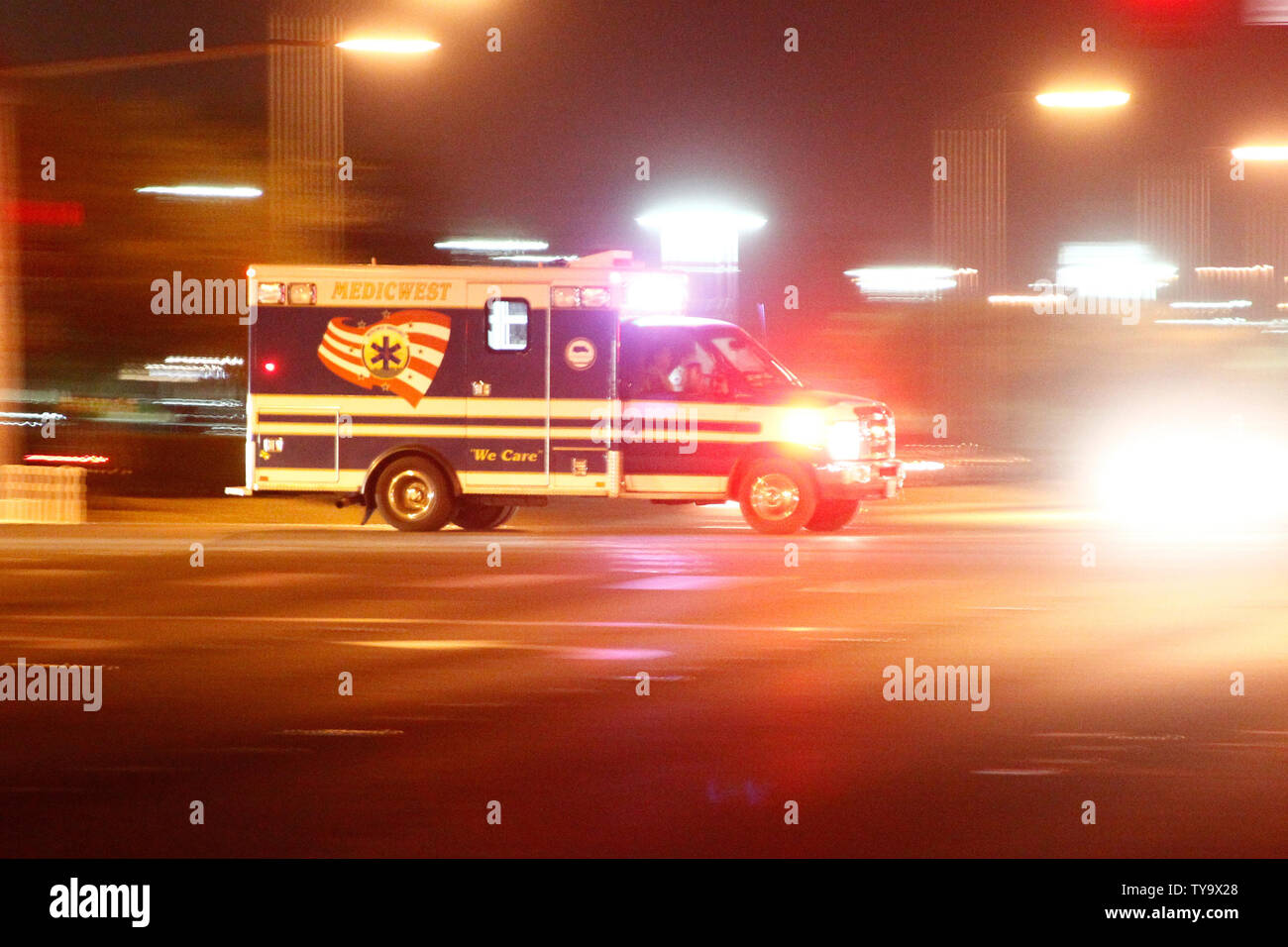 Un altro teste di ambulanza verso il percorso 91 Harvest Festival della musica country dopo un apparente pistola fuoco era sentito intorno al Mandalay Bay Resort and Casino di Las Vegas, Nevada, il 1 ottobre 2017. Più di venti persone sono state uccise e almeno 100 altri feriti dopo un pistolero aprì il fuoco Domenica notte a un festival di musica country di fronte al Mandalay Bay hotel e resort sulla Strip di Las Vegas, hanno detto le autorità. Foto di James Atoa/UPI Foto Stock