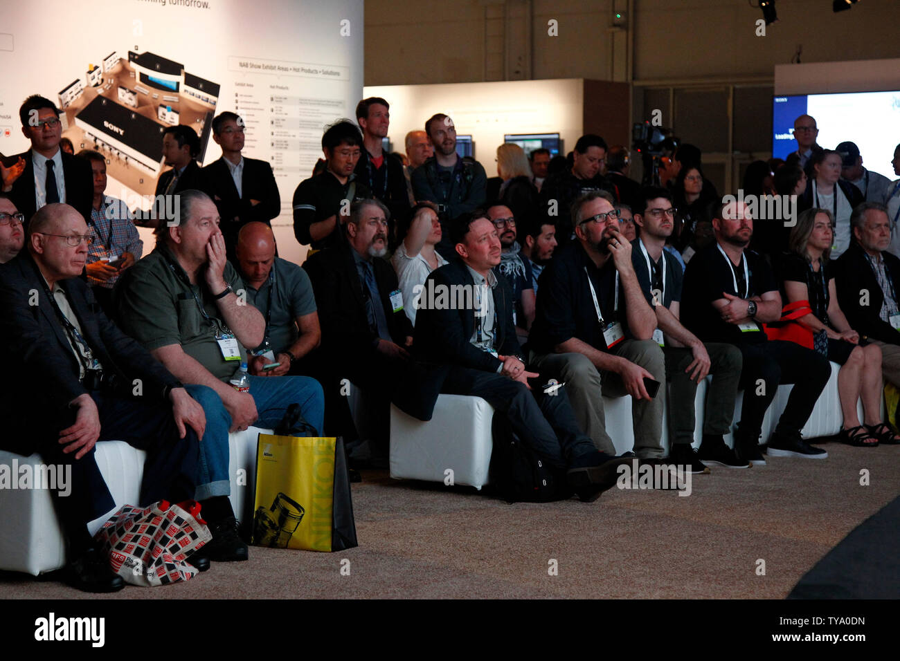 Un gruppo di partecipanti sono illuminati da una manifestazione di Sony di 31 piede largo Crystal sistema di visualizzazione a LED durante il 2018 NAB Show, presso il Las Vegas Convention Center di Las Vegas, Nevada, il 9 aprile 2018. Foto di James Atoa/UPI Foto Stock