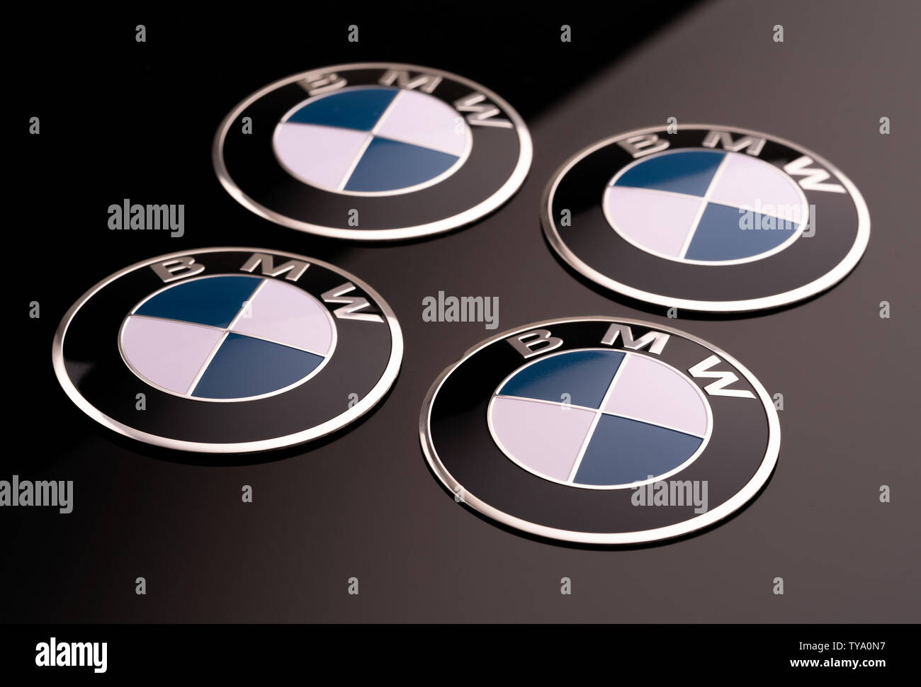 Krasnoyarsk, Russia, 26 giugno 2019: 4 del coperchio della ruota con il logo BMW cap. close-up, sfondo nero. Foto Stock