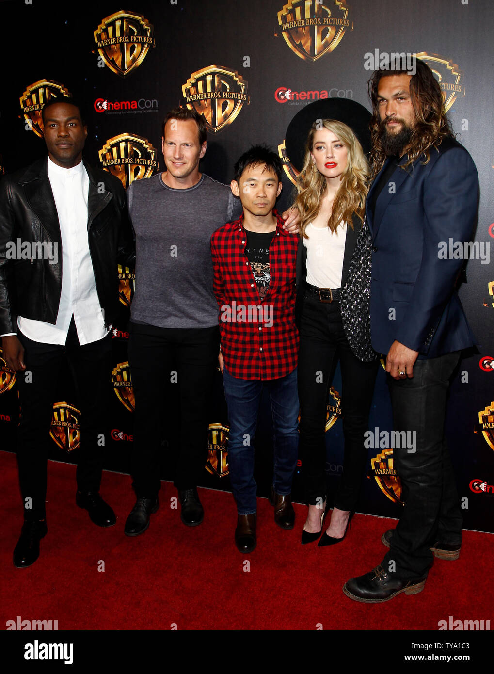 Attori Yahya Abdul-Mateen II, Patrick Wilson, direttore James Wan, attori ambra sentita e Jason Momoa arriva per il CinemaCon 2018 Warner Bros presentazione studio al Caesars Palace a Las Vegas, Nevada, il 24 aprile 2018. Foto di James Atoa/UPI Foto Stock