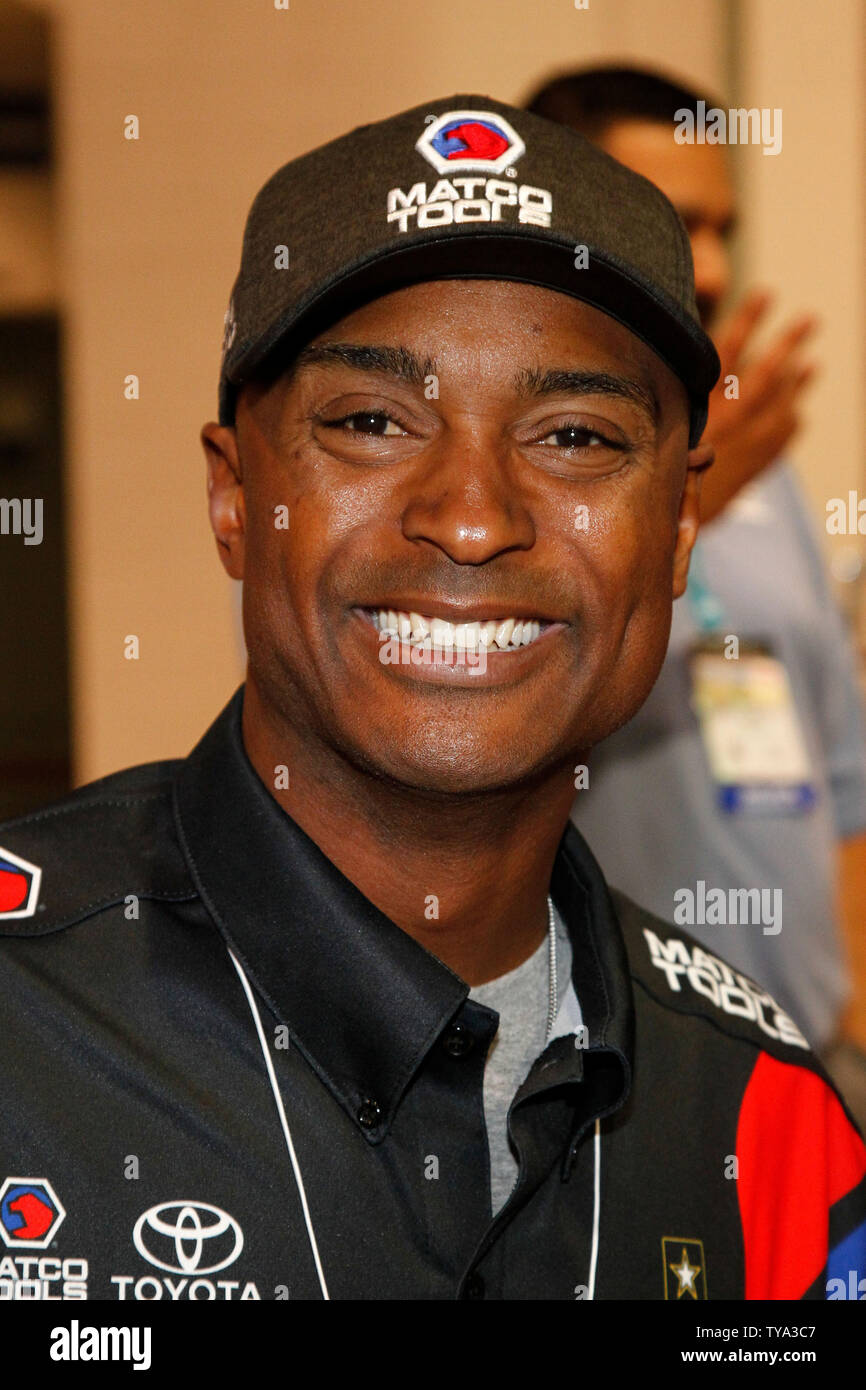 American drag racer Antron Brown partecipa a una sessione di autografi con ventilatori durante il 2018 SEMA Show, presso il Las Vegas Convention Center di Las Vegas, Nevada, Ottobre 30, 2018. Foto di James Atoa/UPI Foto Stock