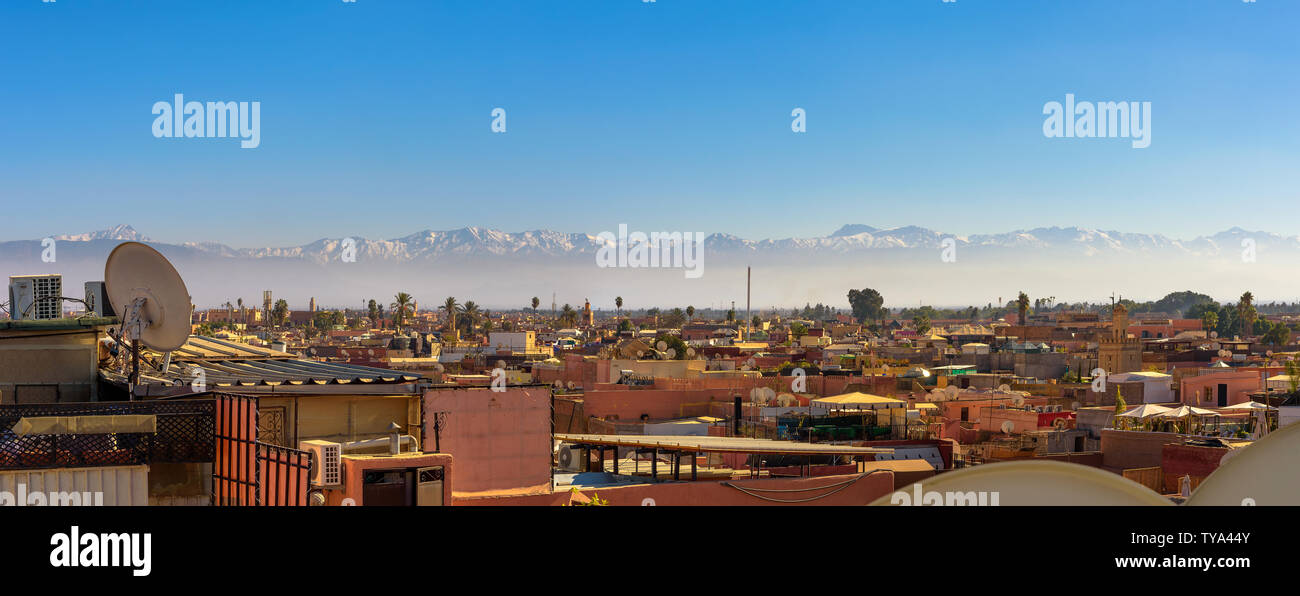 Panorama della città di Marrakech skyline con montagne Atlas in background Foto Stock