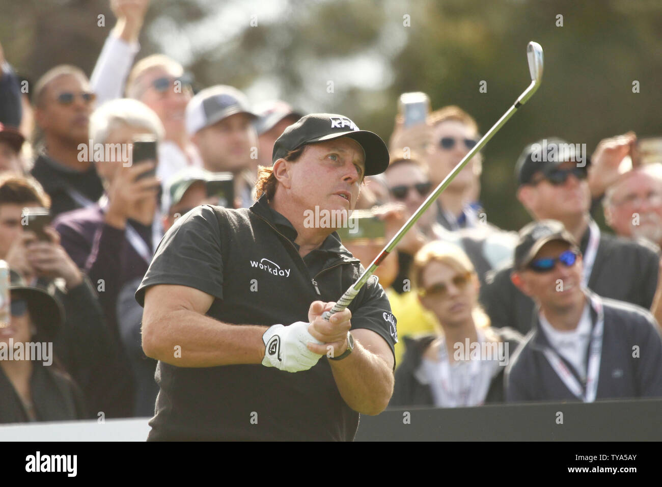 Phil Mickelson tees off sul primo foro della sua pay-per-view il vincitore prende tutto $9 milioni di dollari di partita di golf con Tiger Woods a Shadow Creek Golf a Las Vegas, Nevada, il 23 novembre 2018. Foto di James Atoa/UPI Foto Stock