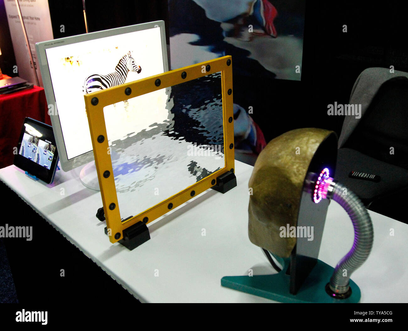 Una dimostrazione di Cambridge Consultants DeepRay intelligenza artificiale (AI) tecnologia che le riparazioni distorto e offuscato le immagini in tempo reale durante il 2019 International CES, al Mandalay Bay Convention Center di Las Vegas, Nevada, il 6 gennaio 2019. Foto di James Atoa/UPI Foto Stock