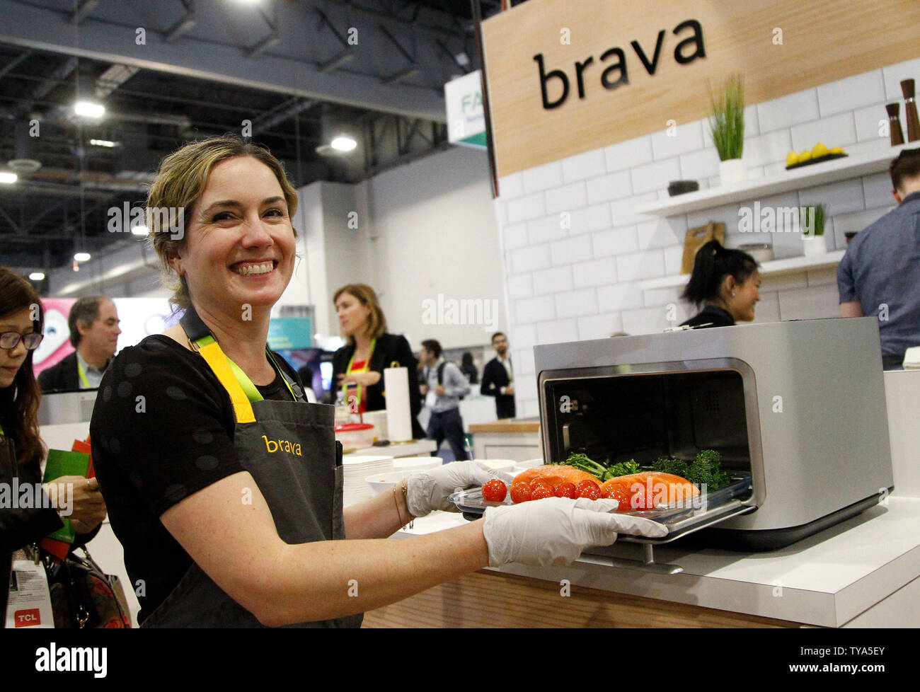 Espositore Lindsay West si prepara a cucinare il salmone e broccoli pasto nella Brava Smart forno durante il 2019 International CES, al Sands Convention Center di Las Vegas, Nevada, 8 gennaio 2019. Il piano del banco apparecchi" nessuna funzione di preriscaldamento va da zero a 500 gradi in meno di un secondo mentre rendendo più sani e una grande degustazione del cibo. Foto di James Atoa/UPI Foto Stock