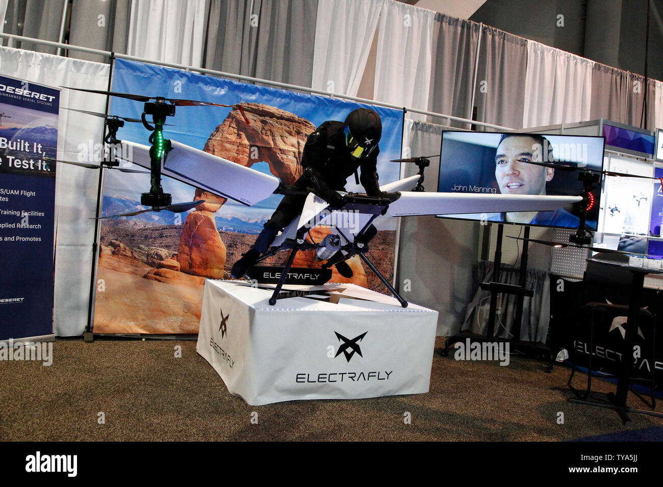 Il ElectraFly, la singola persona multicopter prototipo sul display durante il 2019 International CES, presso il Las Vegas Convention Center di Las Vegas, Nevada, 10 gennaio 2019. L'elettrica ibrida di decollo ed atterraggio verticale (VTOL) aeromobile sarà utilizzato come un hover personali o dispositivo di volo. Foto di James Atoa/UPI Foto Stock