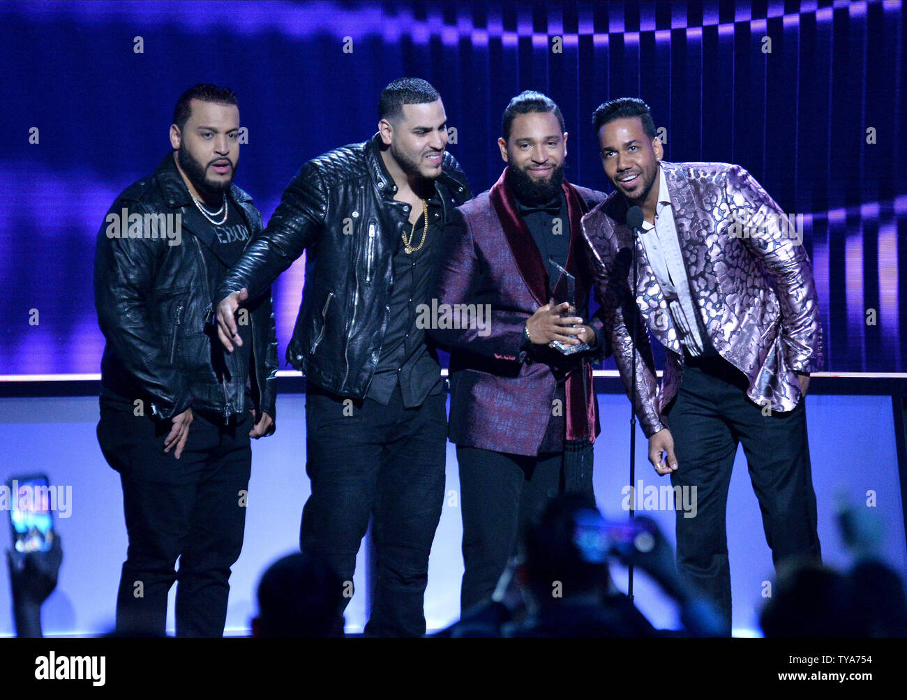 (L-R) Lenny Santos, Max Santos, Henry Santos e Romeo Santos di Aventura, accettare l'artista tropicale dell'anno, il duo o gruppo premio durante la XXVI edizione Billboard Latin Music Awards al Mandalay Bay Events Centre di Las Vegas, Nevada, il 25 aprile 2019. Foto di Jim Ruymen/UPI Foto Stock