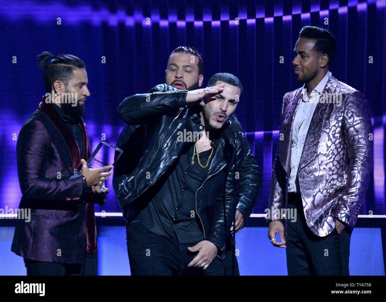 (L-R) Lenny Santos, Henry Santos, Max Santos e Romeo Santos, di Aventura, accettare l'artista tropicale dell'anno, il duo o gruppo premio durante la XXVI edizione Billboard Latin Music Awards al Mandalay Bay Events Centre di Las Vegas, Nevada, il 25 aprile 2019. Foto di Jim Ruymen/UPI Foto Stock