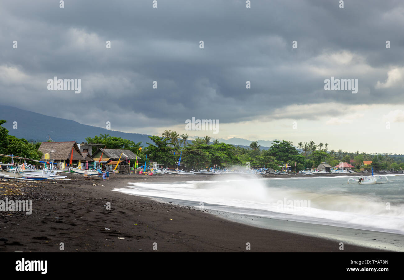 AMED, INDONESIA - CIRCA NEL MARZO 2019: tempeste oltre Amed Beach sulla costa orientale di Bali. Foto Stock