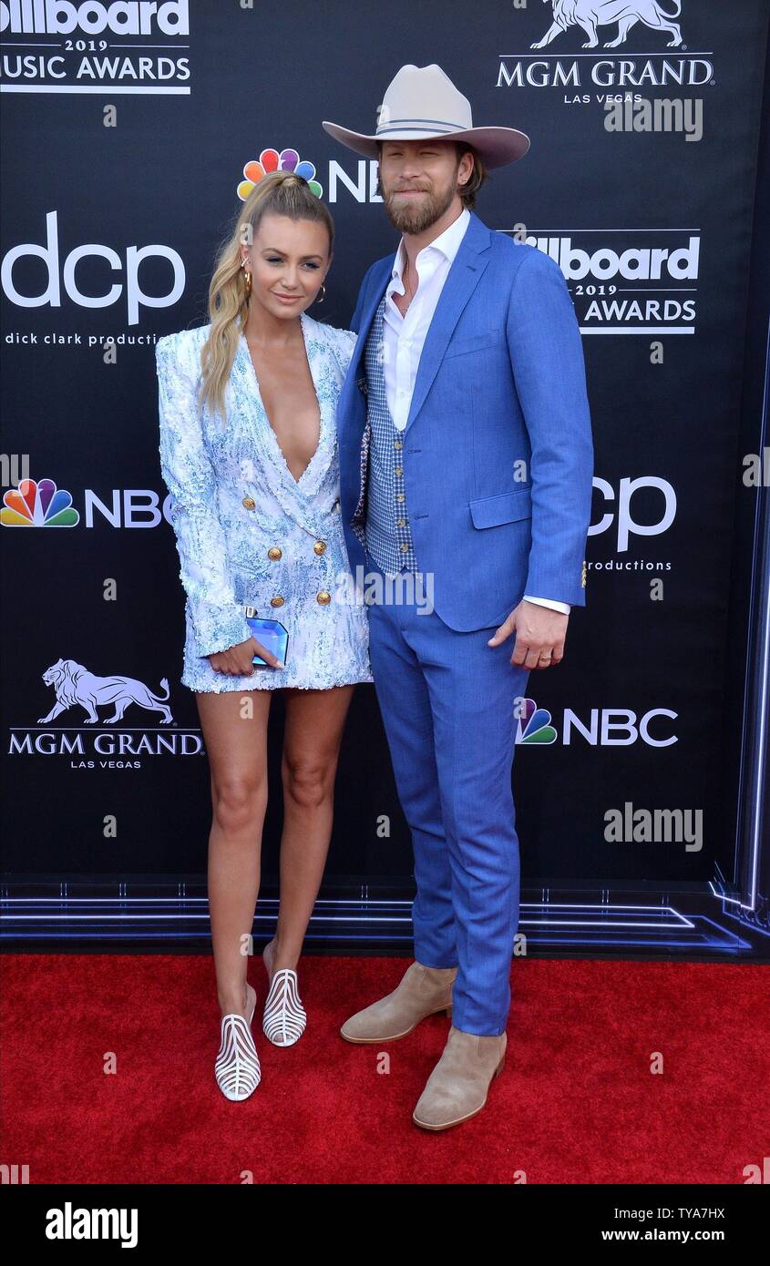 (L-R) Brian Kelley e Brittney Marie Cole Kelley arriva per il 2019 Billboard Music Awards a MGM Grand Garden Arena di Las Vegas, Nevada, il 1 maggio 2019. Foto di Jim Ruymen/UPI Foto Stock
