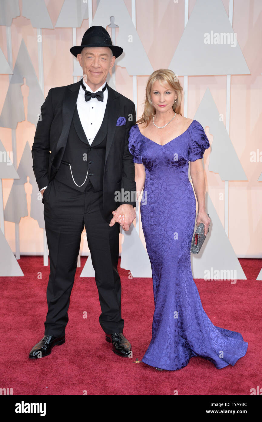 JK Simmons e sua moglie Michelle Schumacher arrivano sul tappeto rosso al 87th Academy Awards a Hollywood & Highland Center di Los Angeles il 22 febbraio 2015. Foto di Kevin Dietsch/UPI Foto Stock