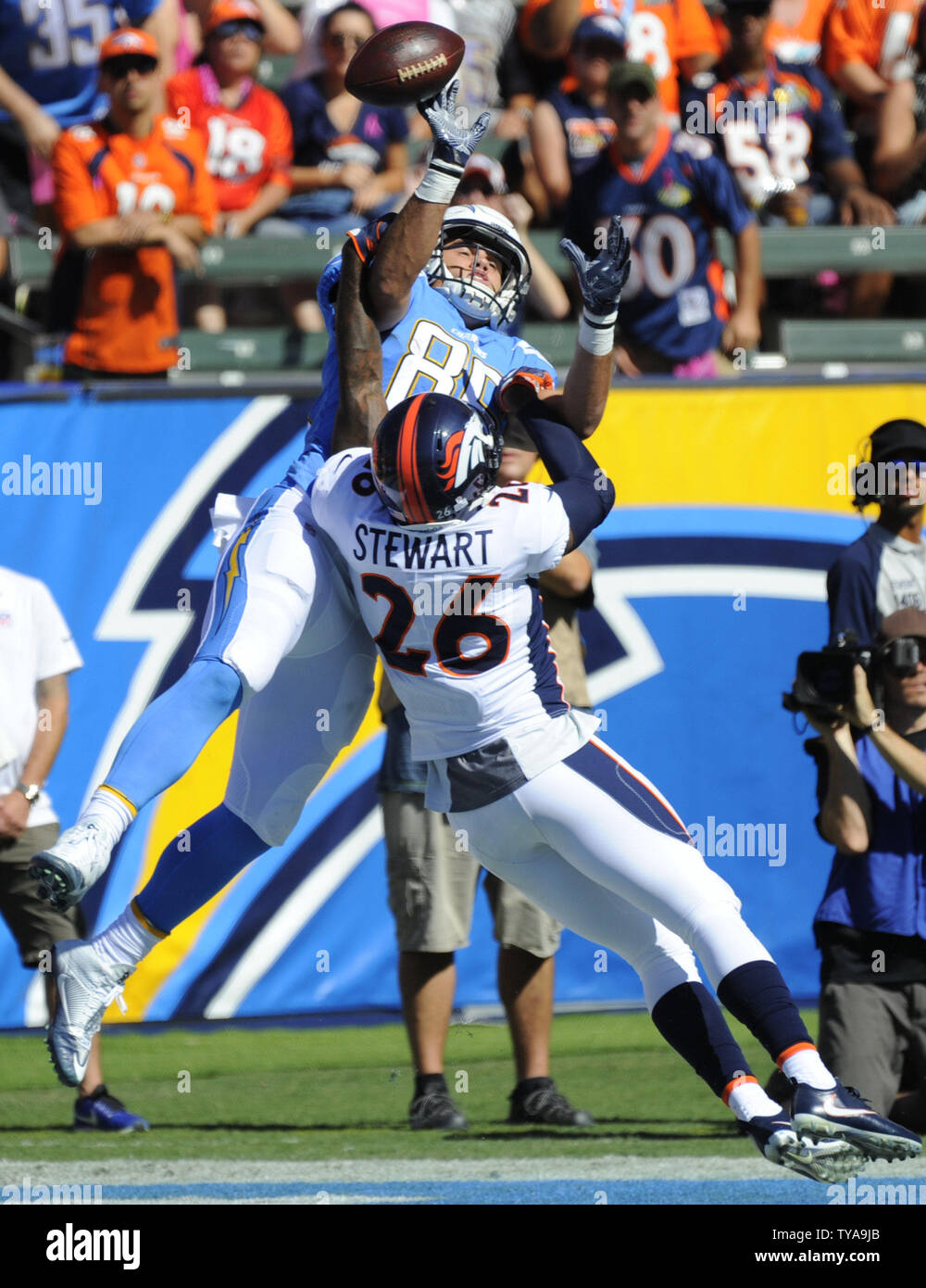 Denver Broncos Darian Stewart si rompe un pass per Los Angeles Chargers Hunter Henry nel primo semestre presso il Centro StubHub a Carson, la California il 22 ottobre 2017. Foto di Lori Shepler/UPI Foto Stock