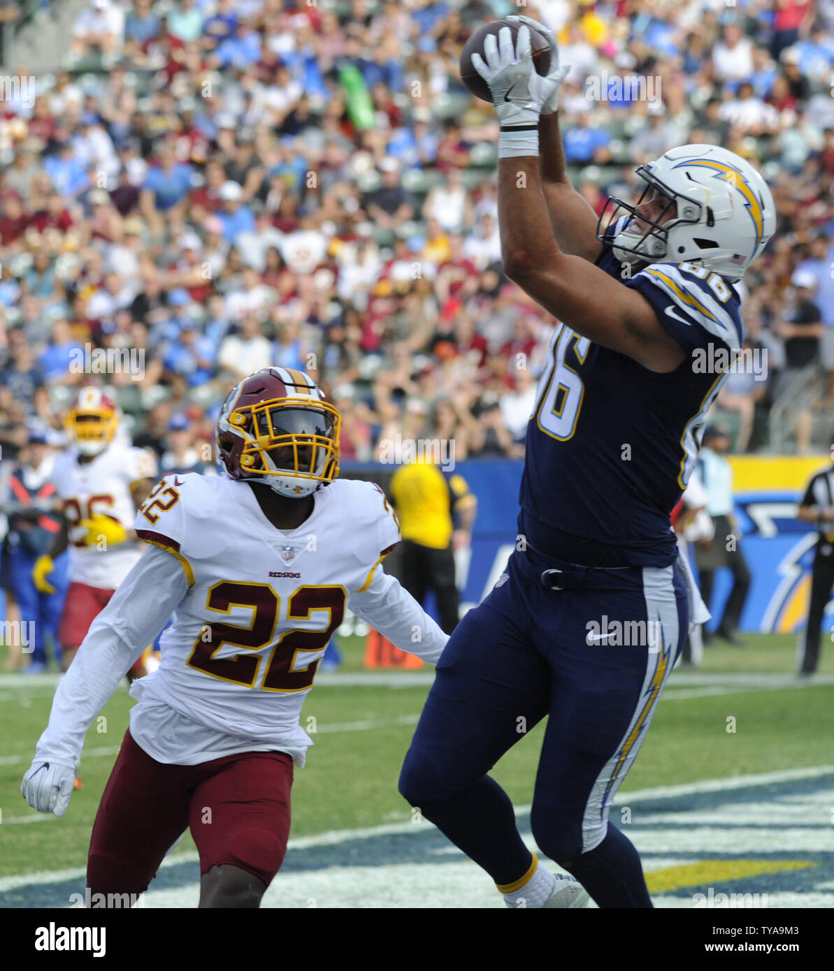 Los Angeles Chargers' Hunter Enrico Fermi di un pass per un touchdown nel primo semestre contro come Washington Redskins' Deshazor Everett orologi al centro StuHub a Carson, la California il 10 dicembre 2017. Foto di Lori Shepler/UPI Foto Stock