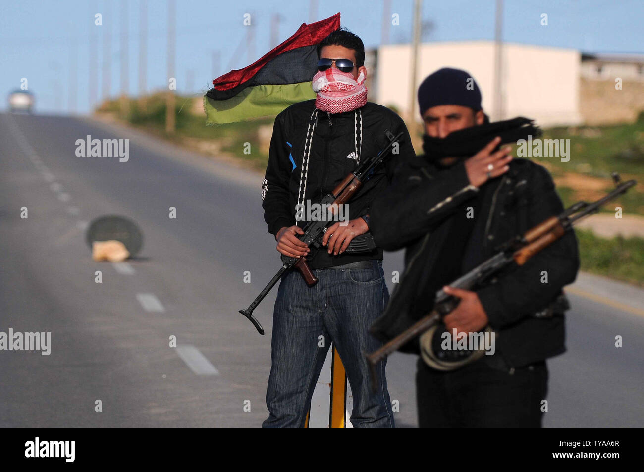 Rebel libici formata una milizia a guardia delle strade in Beida città in Libia orientale il 1 marzo 2011. I ribelli libico detto hanno costituito un consiglio militare nella città orientale di Bengasi in quello che potrebbe essere un passo avanti verso la creazione di un sistema unificato di forza capillare contro leader LibyanMoamer Kadhafi. Hosam UPIMohamaad Foto Stock