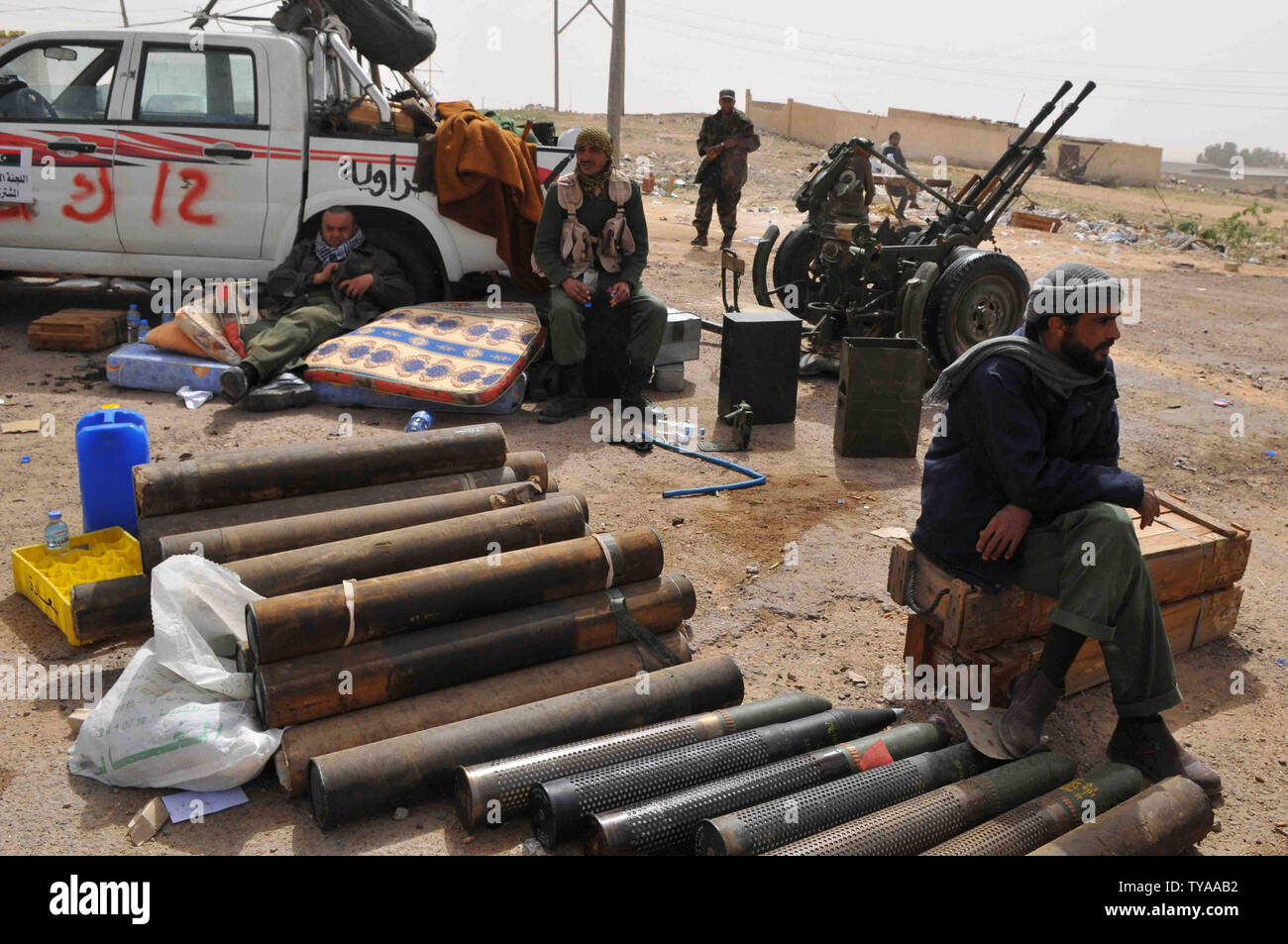 Un libico combattenti ribelli uomo un check point nella roccaforte della città di olio di Ras Lanuf il 5 marzo 2011. Decine di loro sono stati uccisi in scontri tra opposizione e lealisti forze di Moammar Gadhafi. UPI/Mohamaad Hosam Foto Stock