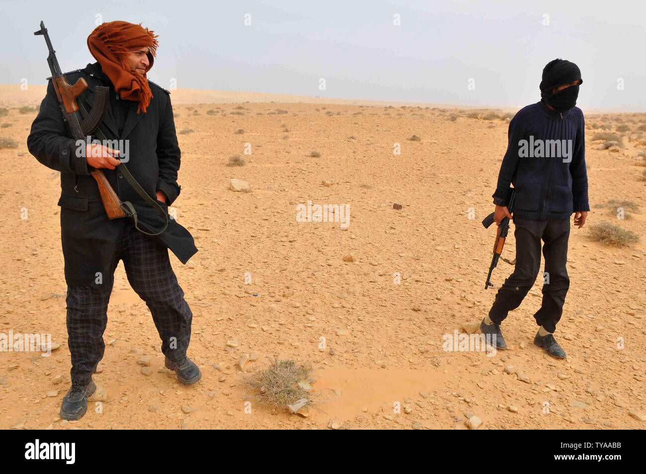 Un libico combattenti ribelli uomo una desolazione di check point nella roccaforte della città di olio di Ras Lanuf il 5 marzo 2011. Decine di loro sono stati uccisi in scontri tra opposizione e lealisti forze di Moammar Gadhafi. UPI/Mohamaad Hosam Foto Stock