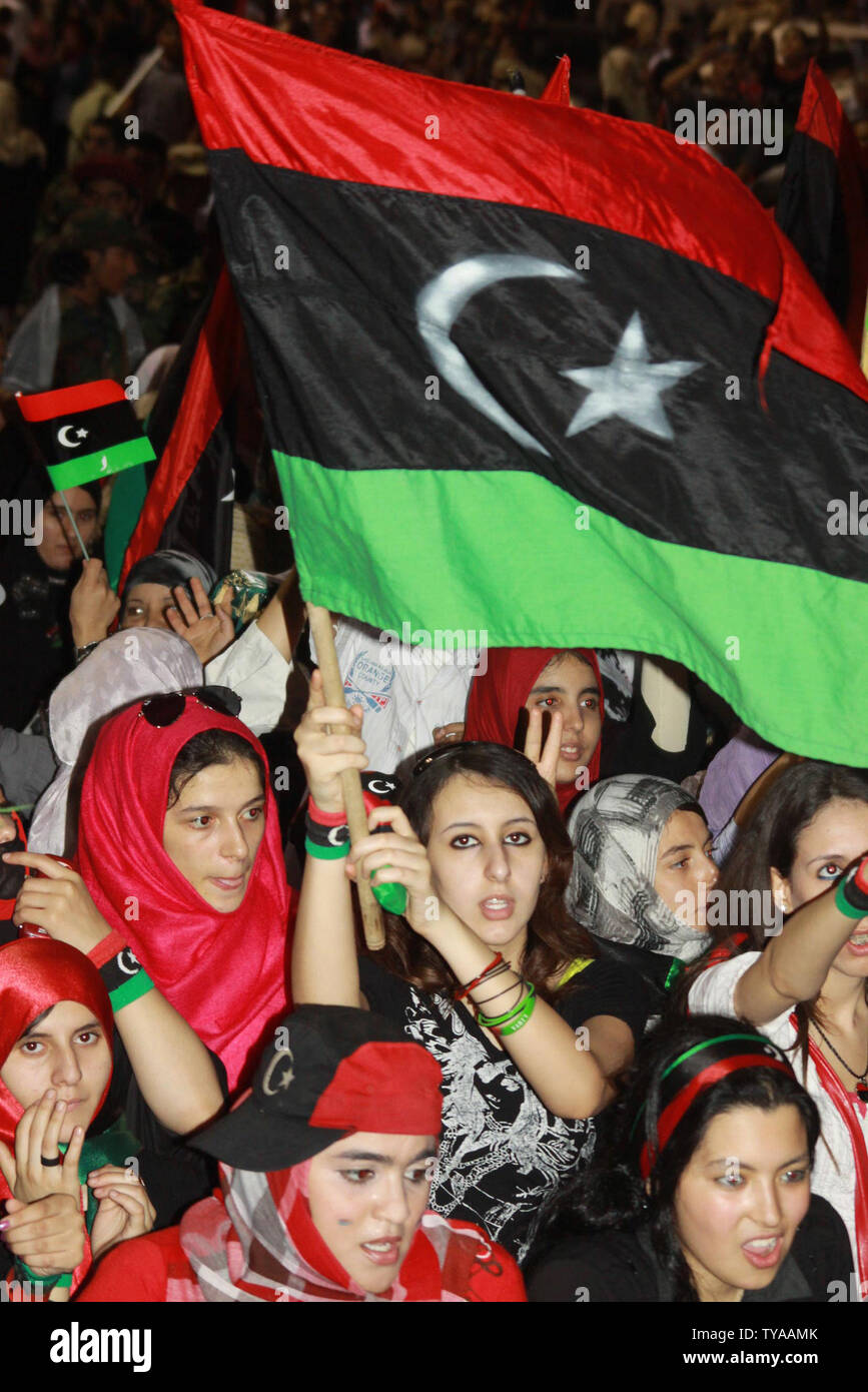 I libici celebrano la loro liberazione dopo il Consiglio nazionale di transizione (NTC) fighters arriva a Bengasi da Sirte il 22 ottobre 2011. La parte orientale della città libica di Bengasi scosso con spari e dei canti di 'Allahu Akbar' (Dio è grande) come camion pieno di combattenti che ha sconfitto Moamer Kadhafi di forze nella sua città natale di Sirte sono tornati a casa. UPI/Salah Tobal Foto Stock