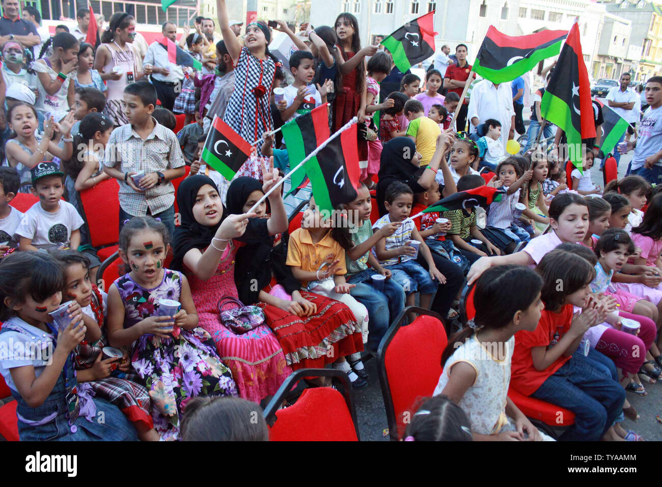 I libici celebrano la loro liberazione dopo il Consiglio nazionale di transizione (NTC) fighters arriva a Bengasi da Sirte il 22 ottobre 2011. La parte orientale della città libica di Bengasi scosso con spari e dei canti di 'Allahu Akbar' (Dio è grande) come camion pieno di combattenti che ha sconfitto Moamer Kadhafi di forze nella sua città natale di Sirte sono tornati a casa. UPI/Salah Tobal Foto Stock