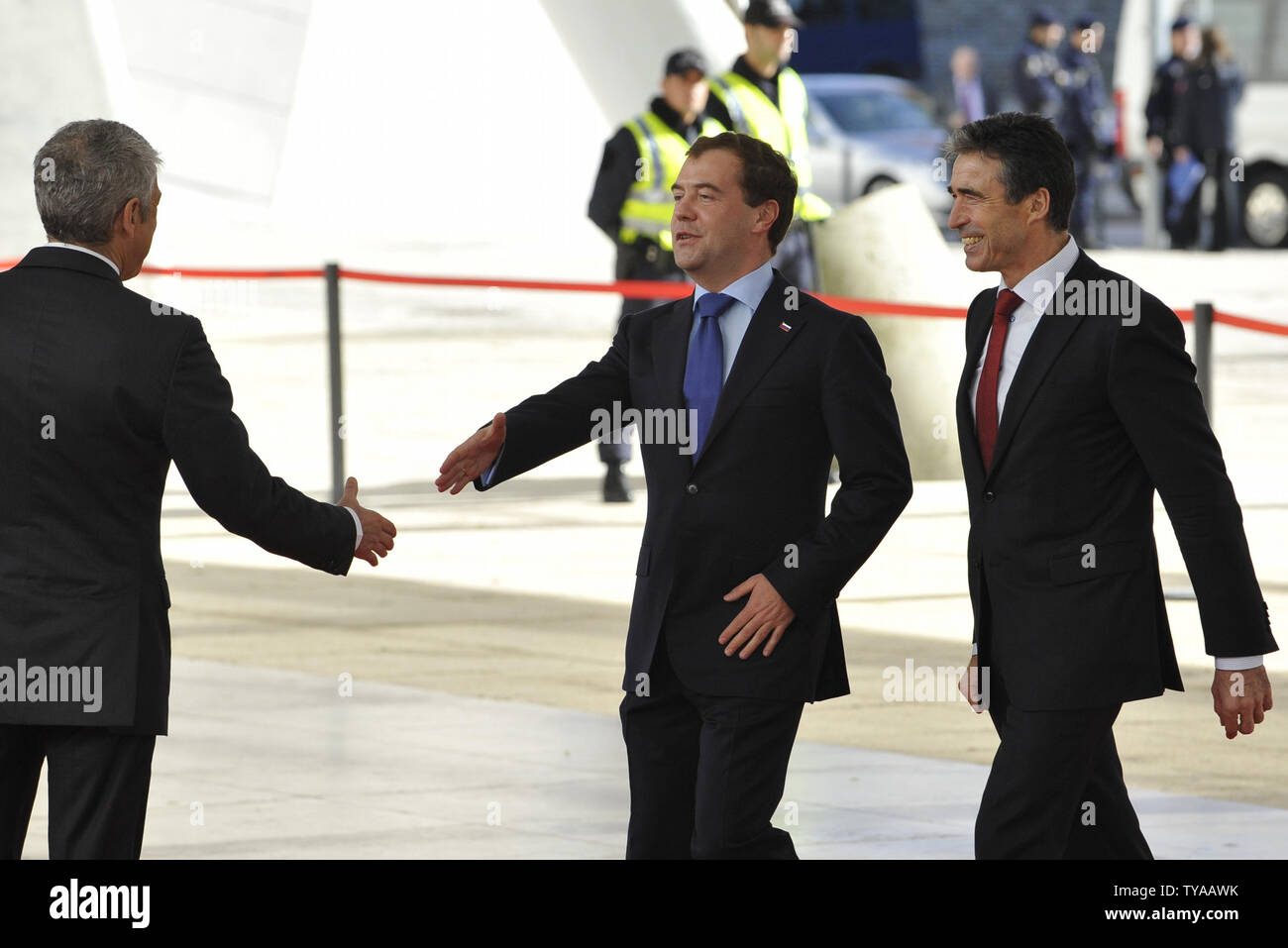 Il Presidente russo Dmitry Medvedev (L) saluta il Portogallo il Primo Ministro Jose Socrates (L) come egli arriva presso la NATO in Russia riunione del Consiglio durante il vertice della NATO a Lisbona il 20 novembre 2010. UPI Foto Stock