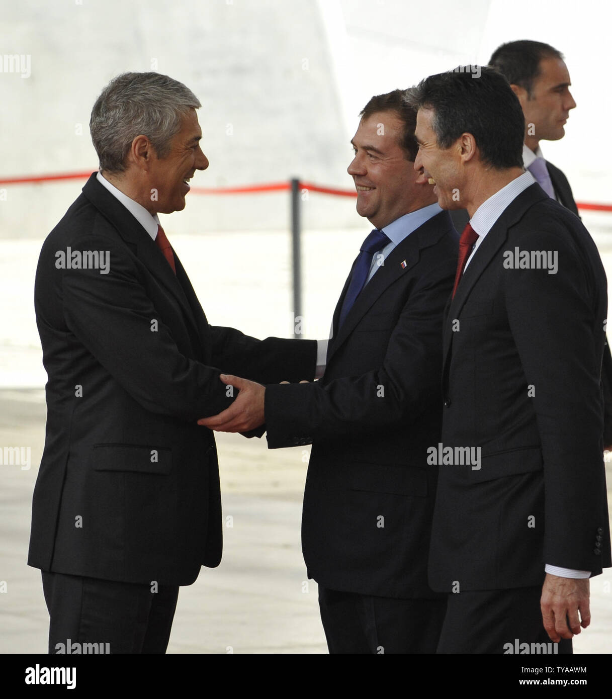 Il Presidente russo Dmitry Medvedev (L) saluta il Portogallo il Primo Ministro Jose Socrates (L) come egli arriva presso la NATO in Russia riunione del Consiglio durante il vertice della NATO a Lisbona il 20 novembre 2010. UPI Foto Stock