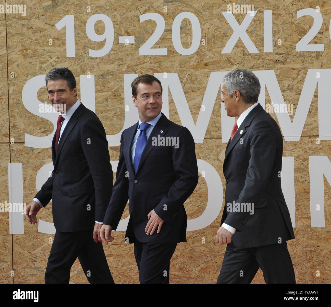 Il Segretario Generale della Nato Anders Fogh (L), il Presidente russo Dmitry Medvedev (C) e il Primo Ministro portoghese ha Jose Socrates arrivano presso la NATO in Russia riunione del Consiglio durante il vertice della NATO a Lisbona il 20 novembre 2010.. UPI Foto Stock