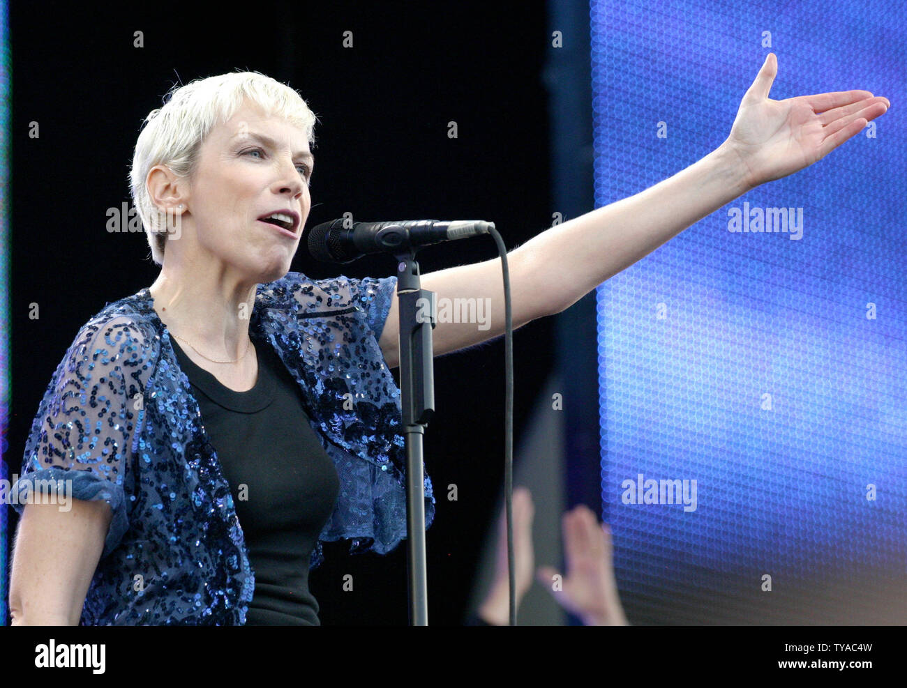 Il cantante Annie Lennox compie durante il Live 8 concerto in Hyde Park a Londra in Inghilterra Luglio 2, 2005. Il concerto, tenutasi contemporaneamente in diverse città in tutto il mondo tra cui Parigi, Berlino, Philadelphia e Roma, è destinato a richiamare l attenzione al mondo della povertà in anticipo della prossima settimana della riunione del G8 in Scozia. (UPI foto/David Silpa) Foto Stock