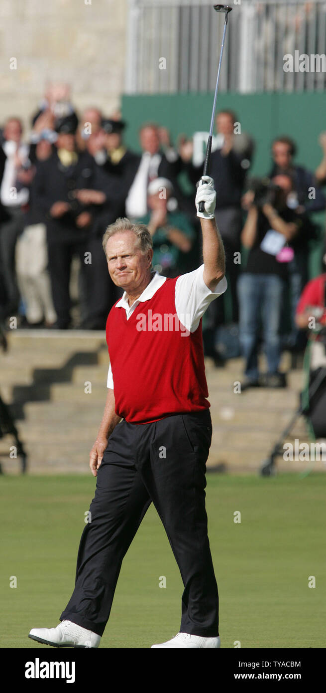 Golfista americano Jack Nicklaus onde un emotivo addio al diciottesimo green nel suo ultimo British Open Championship sul vecchio tracciato della st Andrews venerdì 15 luglio 2005. (UPI foto/Hugo Philpott) Foto Stock