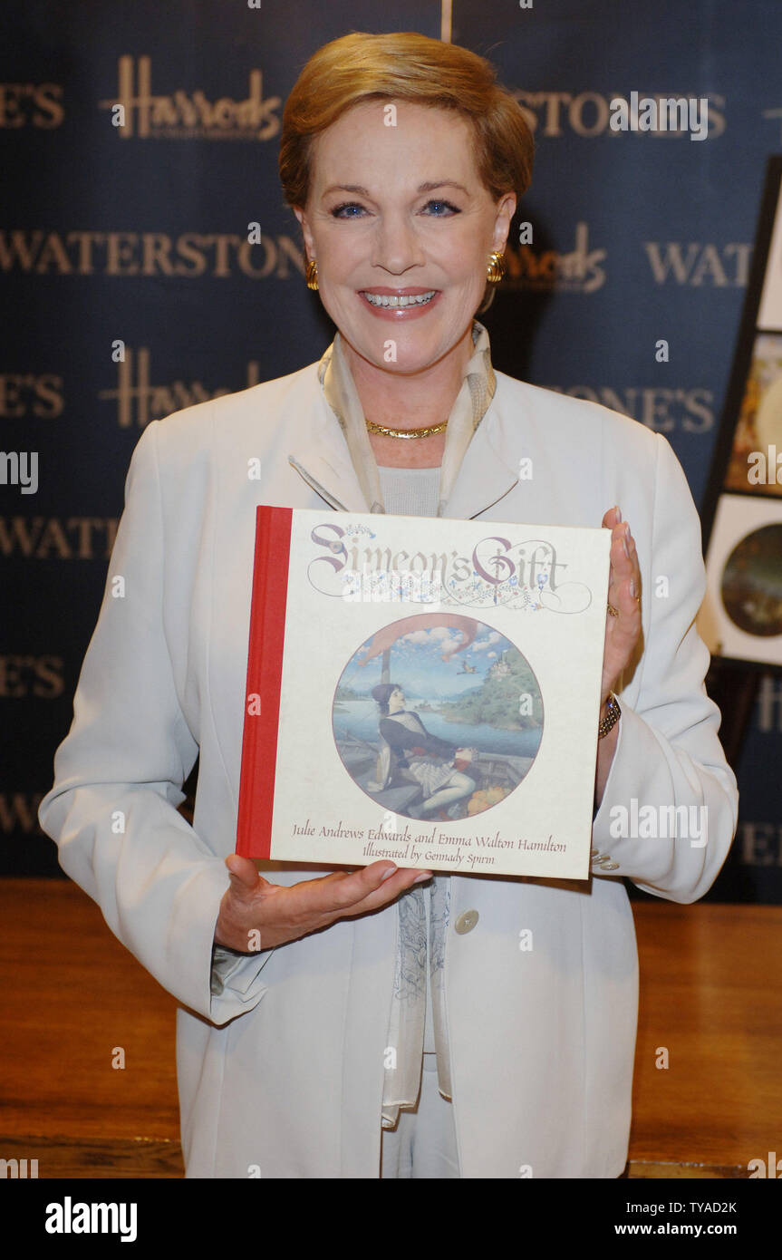 British attrice/autore Julie Andrews assiste una firma del suo libro per bambini "imeon dono dell' nell'Waterstone's Department a Harrods a Londra il 30 novembre 2005. (UPI foto/Rune Hellestad) Foto Stock