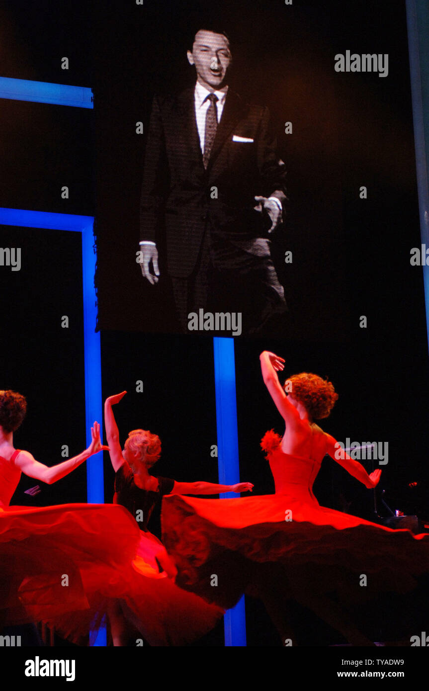 Il nuovo stadio spettacolo 'Sinatra al London Palladium" unisce le proiezioni giganti di Frank Sinatra con ballerini ad una anteprima della mostra a Londra, lunedì 6 marzo 2006. La mostra comprende rari filmati di Frank Sinatra via rivoluzionaria nuova tecnologia per proiettare il suono e immagine su schermi in movimento. (UPI foto/Rune Hellestad) Foto Stock