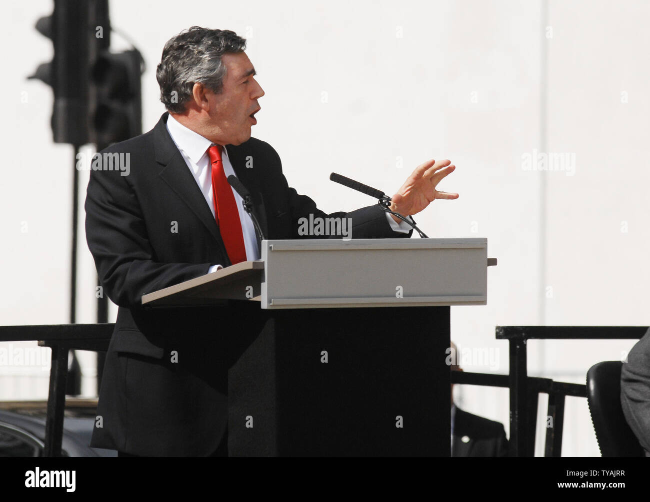 Il primo ministro britannico Gordon Brown parla all'inaugurazione di un nove piedi statua di bronzo di Nelson Mandela in piazza del Parlamento a Londra il 29 agosto 2007. (UPI foto/Rune Hellestad) Foto Stock