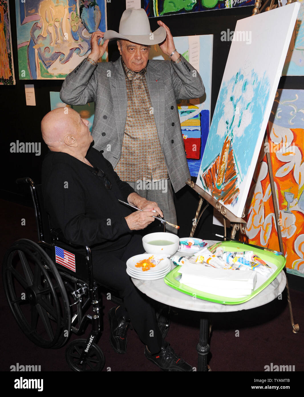 Attore americano Tony Curtis e proprietario egiziano di Harrods Mohamed Al-Fayed frequentare un photocall promuovere Tony's artwork " Tony Curtis collezione " a Harrods a Londra il 17 aprile 2008. (UPI foto/Rune Hellestad) Foto Stock