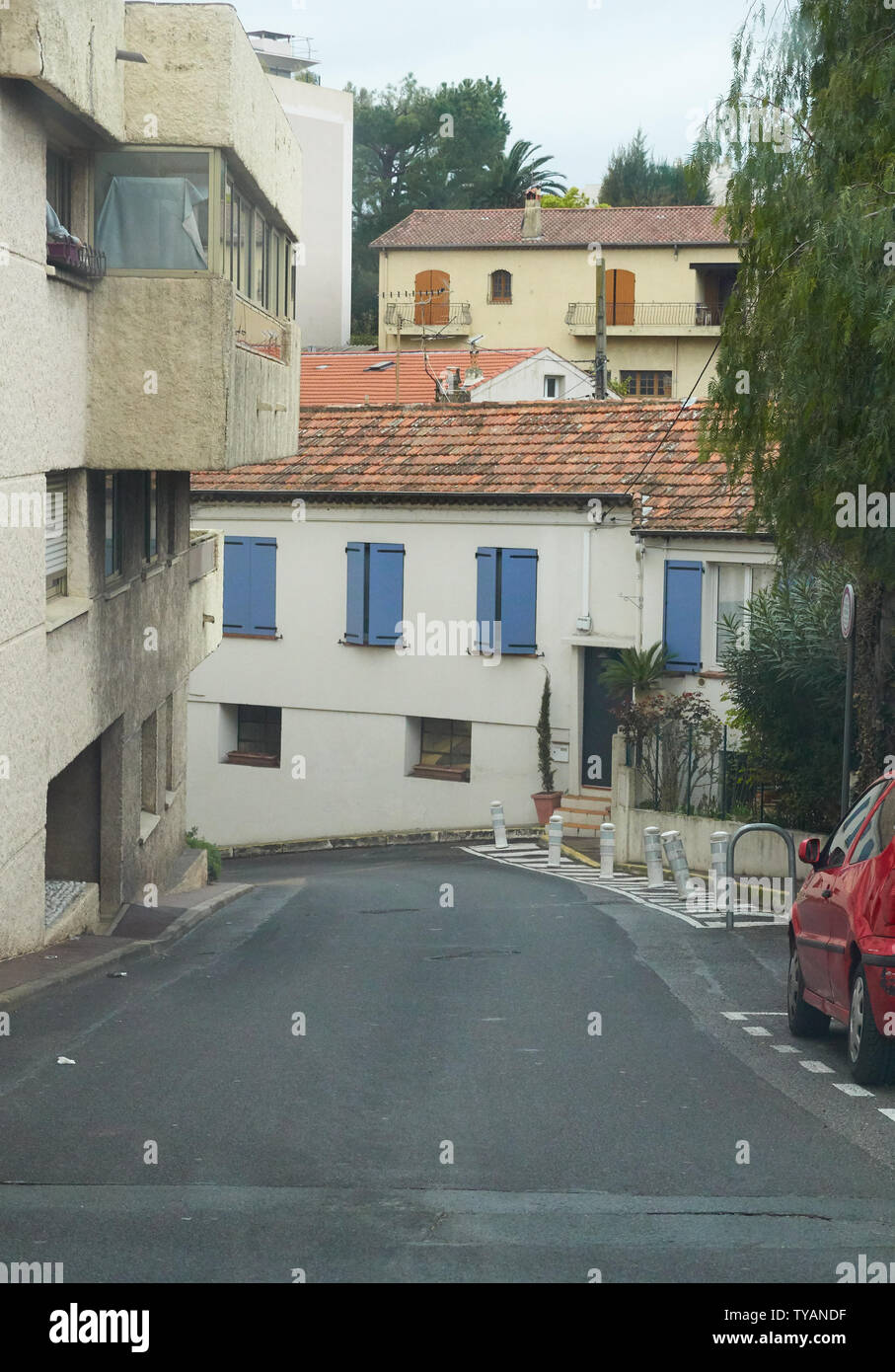 Empty street a Cannes, Francia, Aprile 2019 Foto Stock