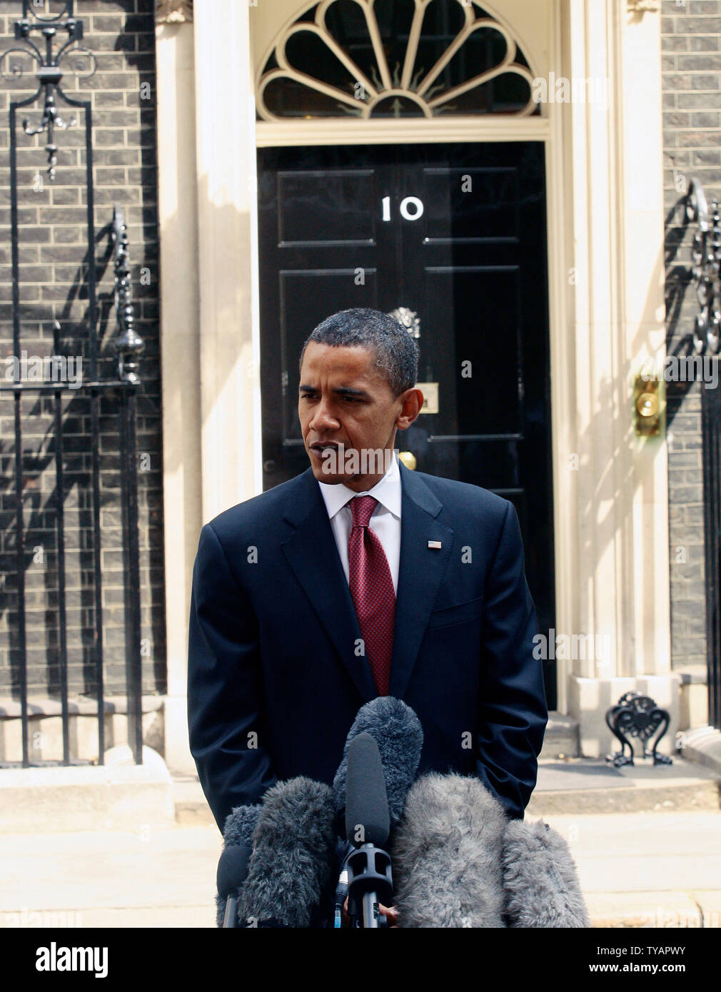 Presunto candidato presidenziale democratico Sen. (D-il) Barack Obama parla ai media in seguito a un incontro con il Primo ministro britannico Gordon Brown al 10 di Downing Street per una riunione a Londra nel mese di luglio, 26, 2008. (UPI foto/Hugo Philpott) Foto Stock