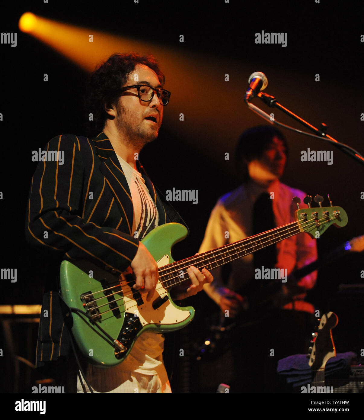 American bass player Sean Lennon esegue con Yoko Ono Plastic Ono Band presso il Royal Festival Hall di Londra il 14 giugno 2009. (UPI foto/Rune Hellestad) Foto Stock