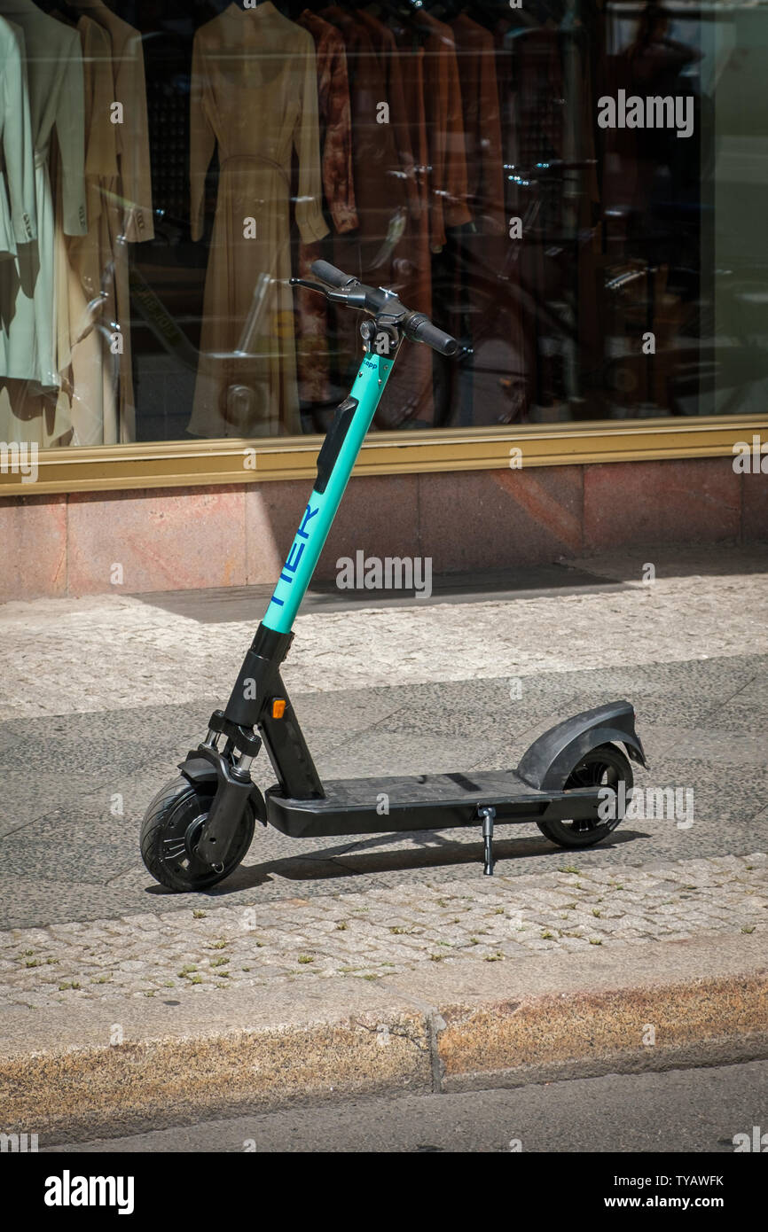 Berlino, Germania - Giugno, 2019: scooter elettrico , escooter o e-scooter dell'autostop azienda TIER sul marciapiede a Berlino, Germania Foto Stock