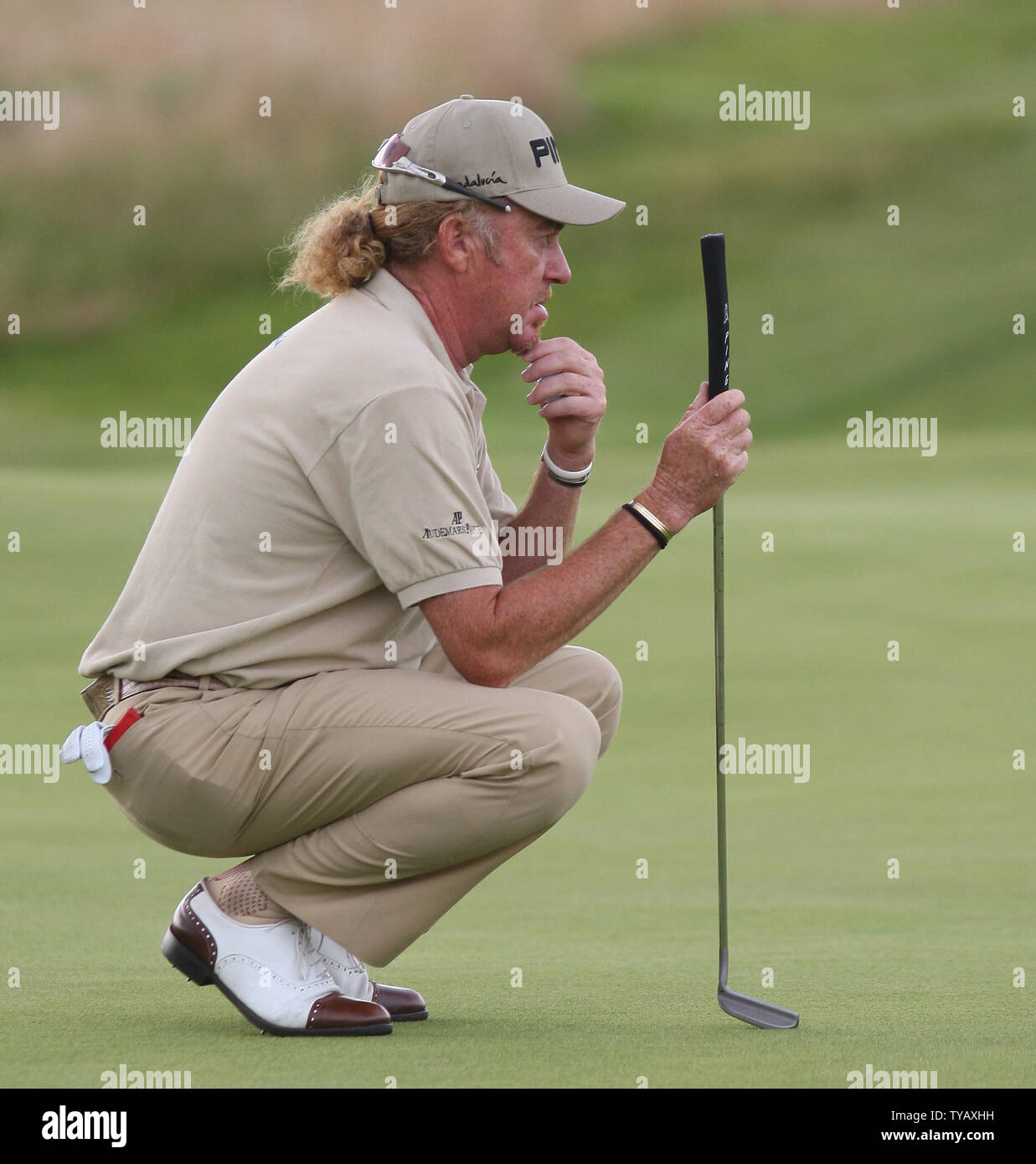 La Spagna di Miguel Angel Jimenez linee fino un putt su diciassettesimo foro sul primo giorno della 138th British Open Championship in Turnberry giovedì 16 luglio 2009. (UPI foto/Hugo Philpott) Foto Stock