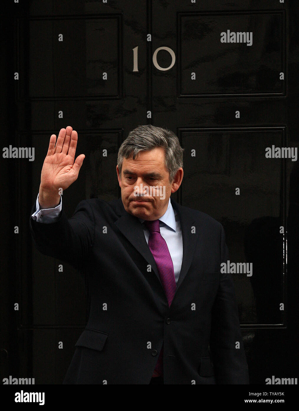 Il primo ministro britannico Gordon Brown onde addio al Presidente francese Nicolas Sarkozy dopo una conferenza stampa congiunta al n. 10 di Downing St in London, venerdì 12 marzo 2010. UPI/Hugo Philpott Foto Stock