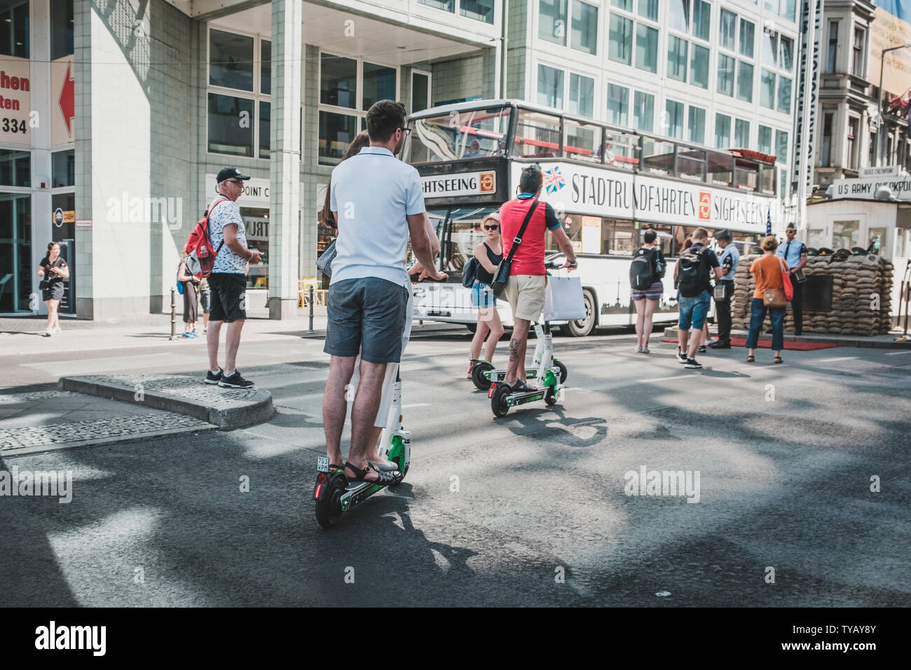 Berlino, Germania - Giugno, 2019: gruppo turistico equitazione scooter elettrico , escooter o e-scooter sulla strada di Berlino, Germania Foto Stock