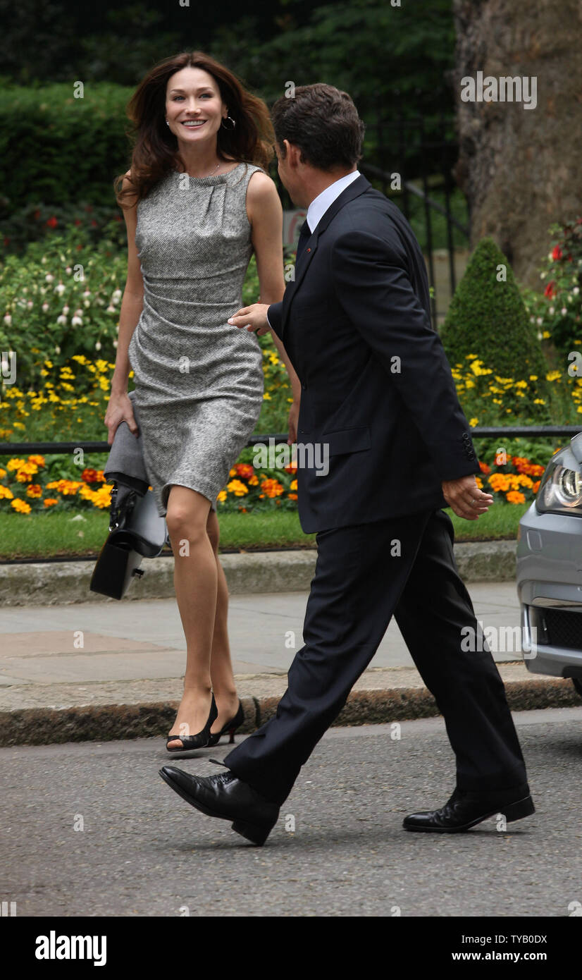 Il presidente francese Nicolas Sarkozy e sua moglie Carla Bruni arrivano al n. 10 di Downing St a Londra il venerdì 18 giugno 2010.Il presidente Sarkozy è in visita a Londra per commemorare il Presidente Charles de Gaulle il famoso broadcast per le forze di resistenza nazista in Francia occupata. UPI/Hugo Philpott Foto Stock