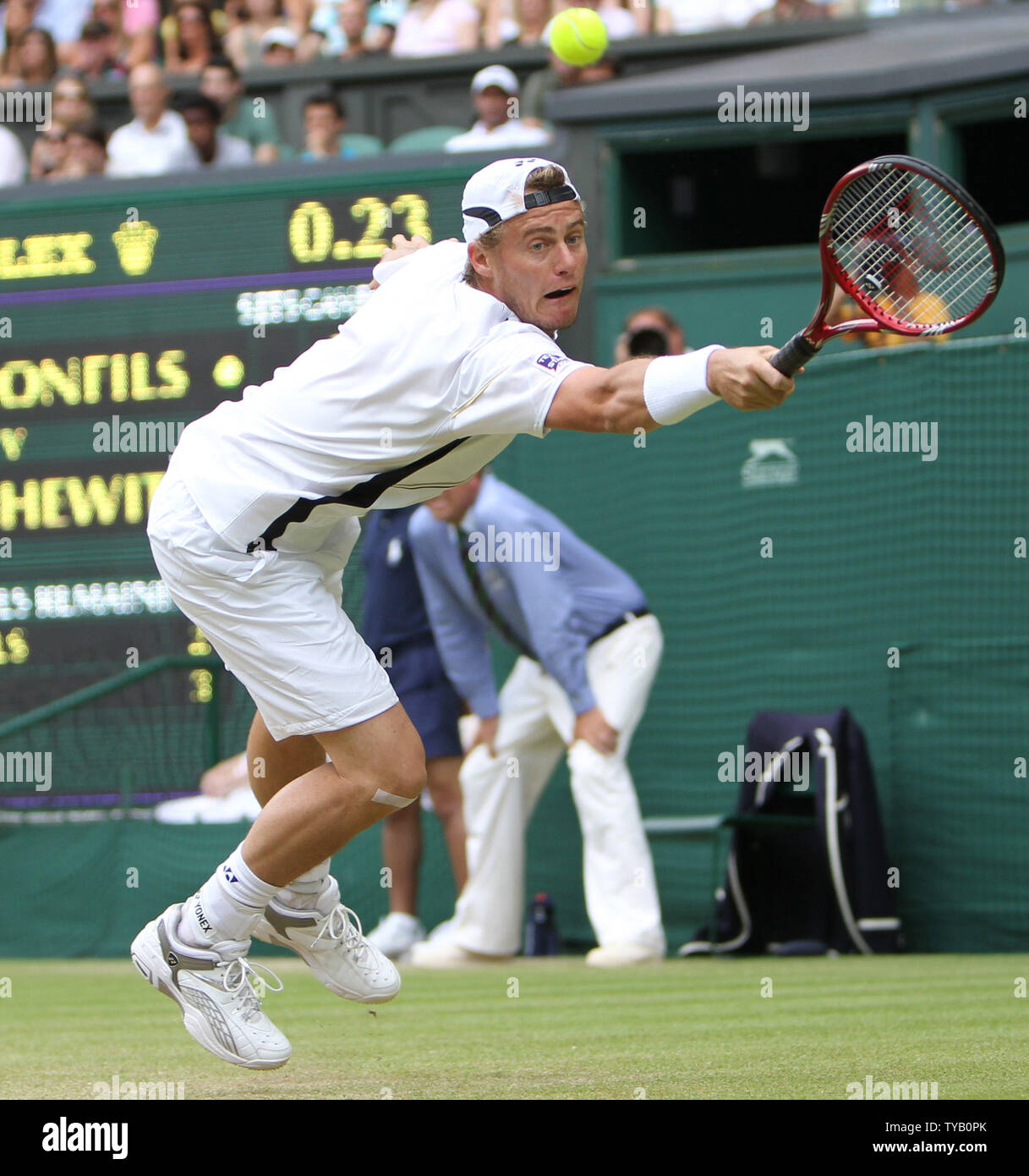 Australian Lletyton Hewitt celebra come gioca contro il francese Gael Monfils sulla quinta giornata del torneo di Wimbledon campionati di Wimbledon il 24 giugno 2010.Hewitt battere Monfils 6-3,7-6.6-4. UPI/Hugo Philpott Foto Stock