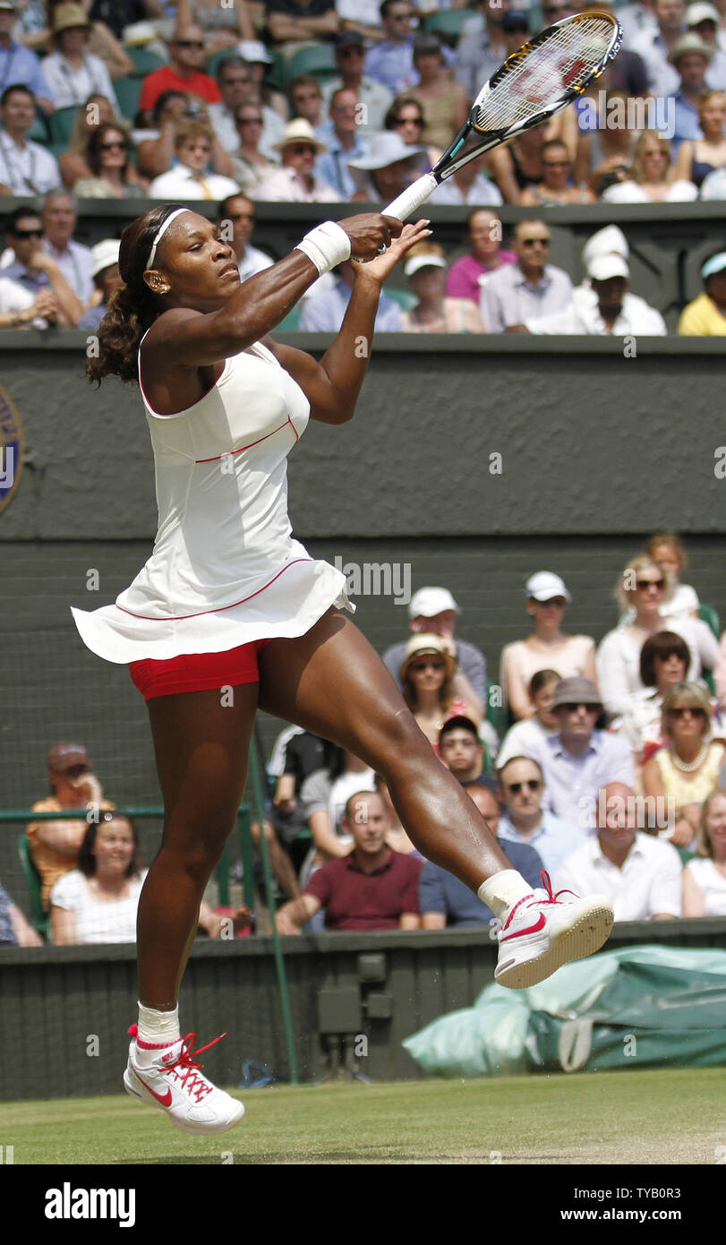 American Serena Williams gioca contro Dominka Cibulkova nel sesto giorno di Wimbledon campionati di Wimbledon il 26 giugno 2010. Williams beat Cibulkova 6-0,7-5. UPI/Hugo Philpott Foto Stock