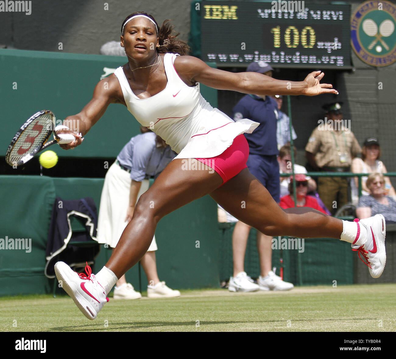 American Serena Williams gioca un acceso diretti nella sua corrispondenza con Dominka Cibulkova nel sesto giorno di Wimbledon campionati di Wimbledon il 26 giugno 2010. Williams beat Cibulkova 6-0,7-5. UPI/Hugo Philpott Foto Stock