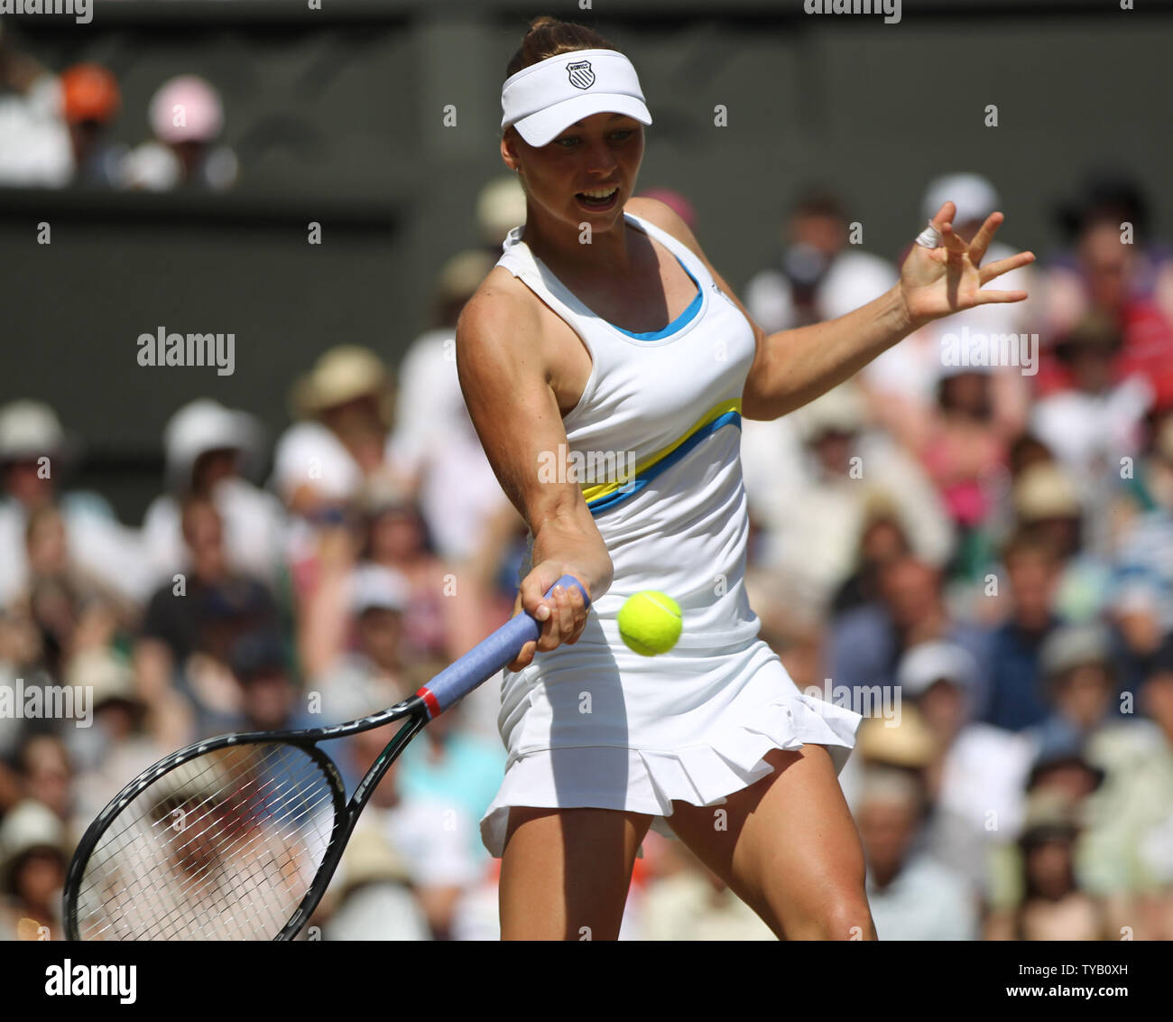 Federazione Vera ZVONAREVA svolge un diretti nel suo Quarter-Final corrisponde con il Belgio Kim Clijsters al Wimbledon campionati di Wimbledon il 29 giugno 2010. Battito Zvonereva Clijsters 3-6,6-4,6-2. UPI/Hugo Philpott Foto Stock