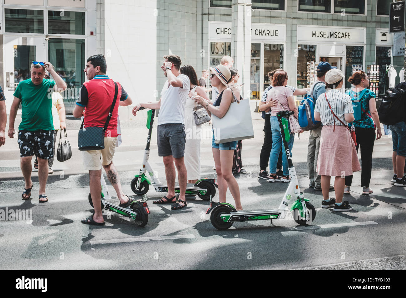 Berlino, Germania - Giugno, 2019: gruppo turistico equitazione scooter elettrico , escooter o e-scooter sulla strada di Berlino, Germania Foto Stock