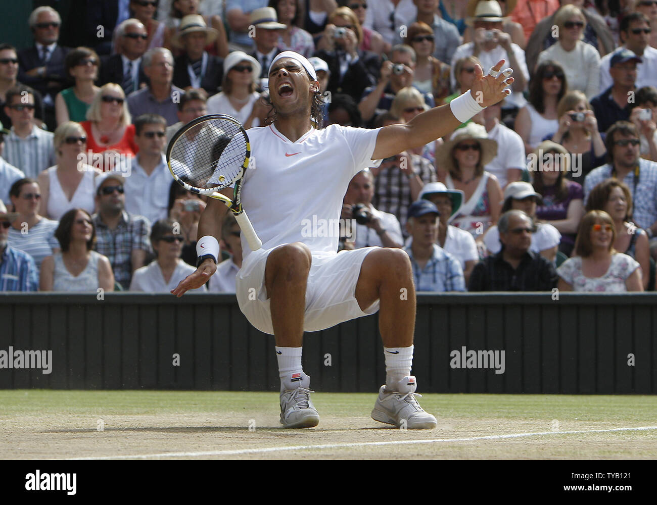 La Spagna di Rafael Nadal festeggia conquistando la mens singles finale contro il ceco Thomas Berdych a Wimbledon campionati di Wimbledon il 4 luglio 2010.Nadal battere Berdych 6-3,7-5,6-4. UPI/Hugo Philpott Foto Stock