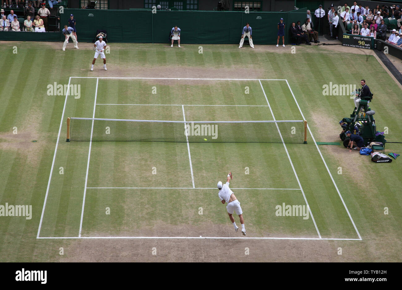 Una vista generale della corte centrale del mens singles finale tra la Spagna di Rafael Nadal e il ceco Thomas Berdych a Wimbledon campionati di Wimbledon il 4 luglio 2010.Nadal battere Berdych 6-3,7-5,6-4. UPI/Hugo Philpott Foto Stock