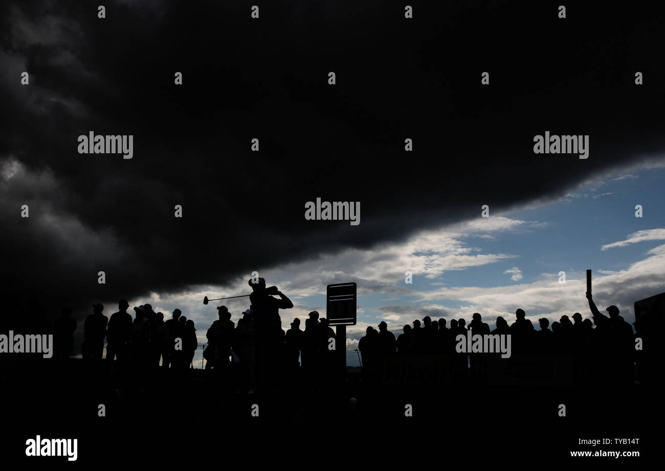 L'Italia Eduardo Molinari è silouhetted sul tredicesimo foro sul primo giorno del campionato Open in St.Andrews, Scozia il 15 luglio 2010. UPI/Hugo Philpott Foto Stock