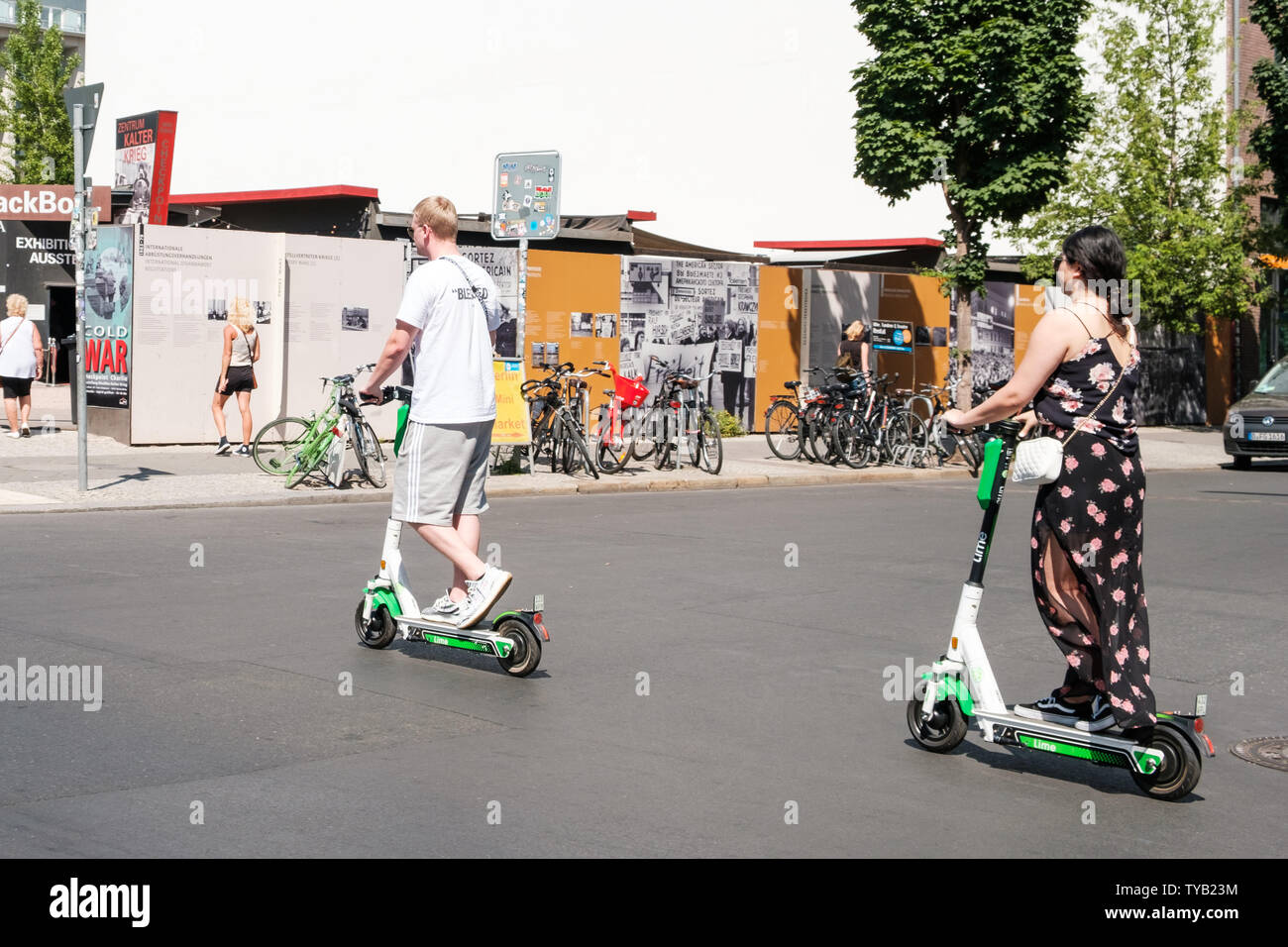 Berlino, Germania - Giugno, 2019: uomo e donna su scooter elettrico , escooter o e-scooter sulla strada di Berlino, Germania Foto Stock