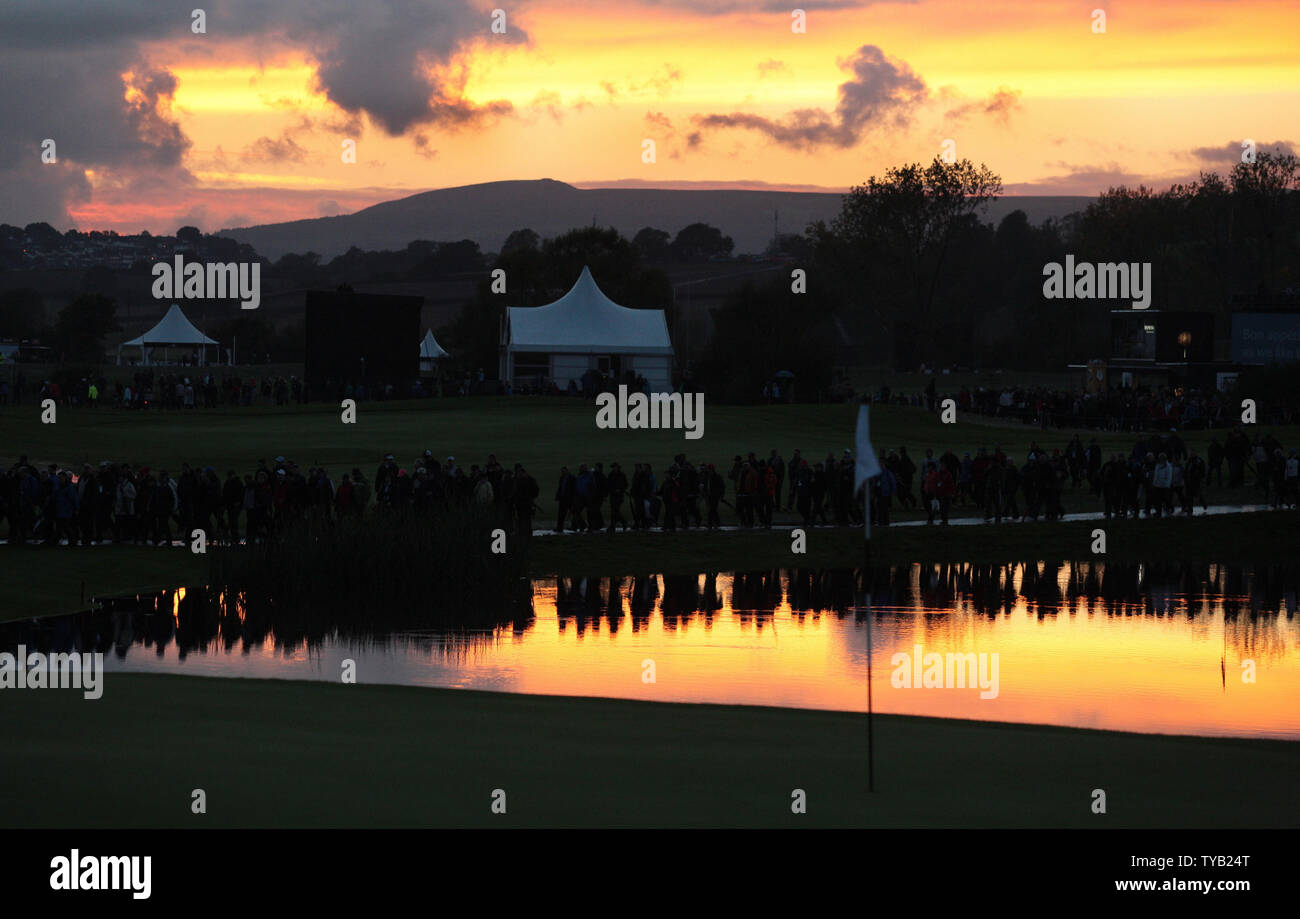 Gli spettatori sono riflessi sull'acqua come dal XIV verde sul primo giorno del 2010 Ryder Cup al Celtic Manor Resort di Newport in Galles il 01 ottobre 2010. UPI/Hugo Philpott Foto Stock